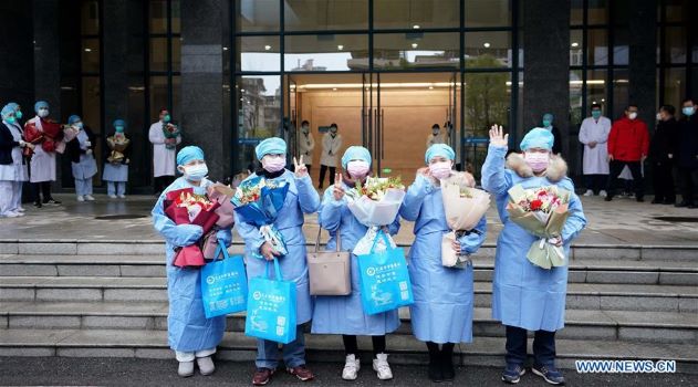 Các bệnh nhân chụp ảnh tại một bệnh viện ở tỉnh Hồ Bắc (Trung Quốc). Ảnh: News.cn