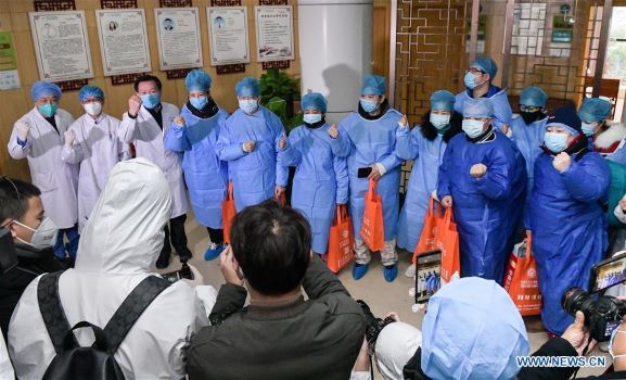 Các bệnh nhân được chữa khỏi chụp ảnh cùng các nhân viên y tế tại một bệnh viện ở thành phố Vũ Hán, tỉnh Hồ Bắc (Trung Quốc). Ảnh: News.cn
