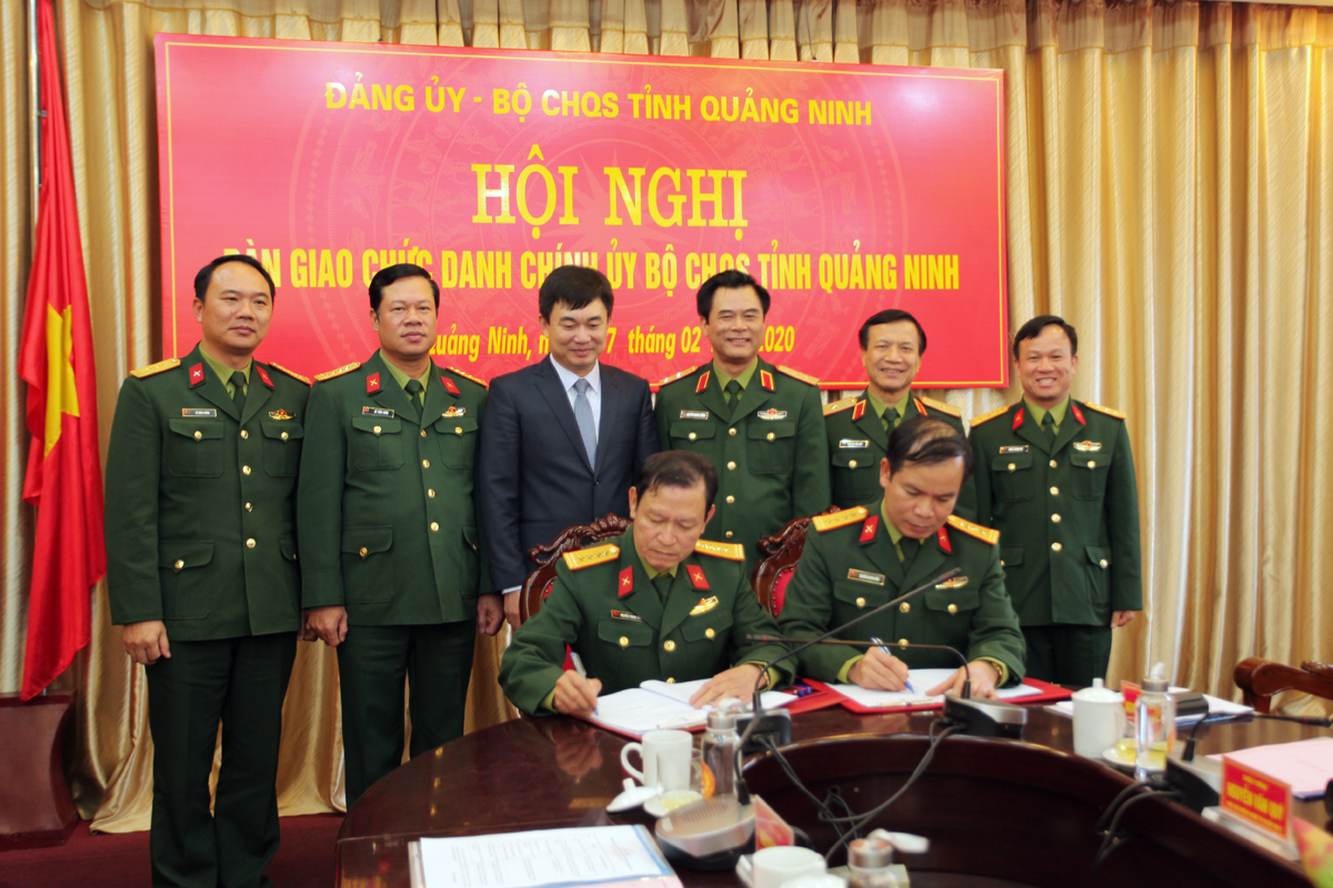 Đại tá Nguyễn Trung Trịnh và Đại tá Nguyễn Quang Hiến ký kết biên bản bàn giao chức danh Chính ủy Bộ CHQS tỉnh.