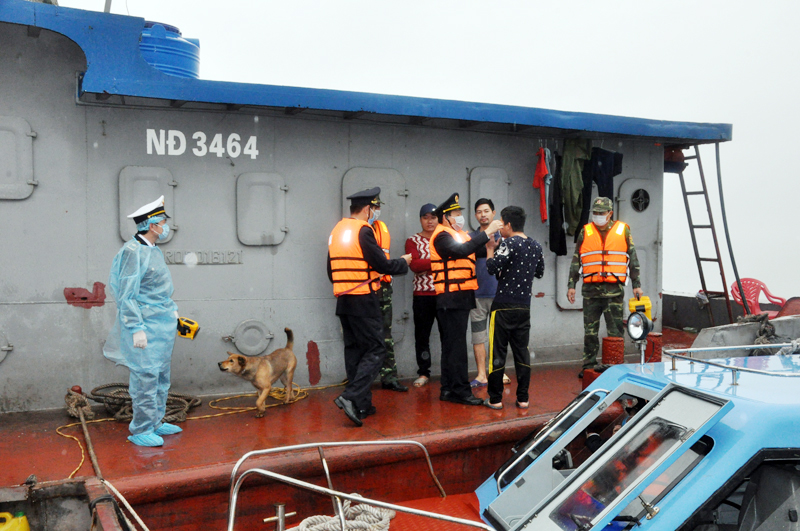 Bộ đội Biên phòng Quảng Ninh tuyên truyền cho bà con ngư dân, chủ tàu hàng khu vực cảng Vạn Gia về công tác phòng, chống dịch bệnh.