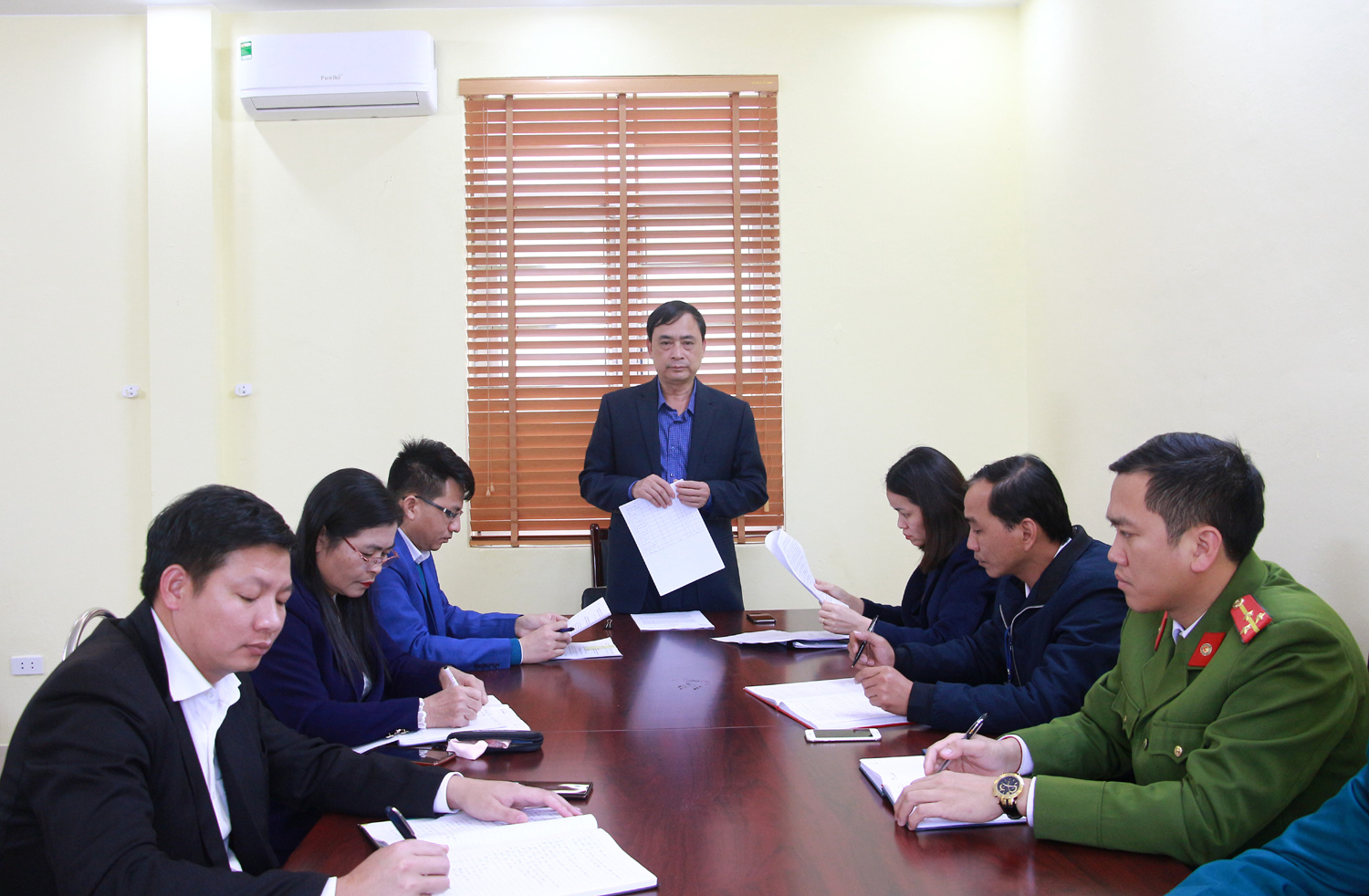 Cơ quan Tổ chức - Nội vụ huyện rà soát công tác chuẩn bị đại hội điểm tại xã Hạ Long.