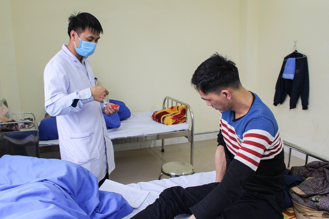 Đội ngũ y bác sỹ kiểm tra sức khỏe, đo thân nhiệt cho người dân tại khu vực cách li.