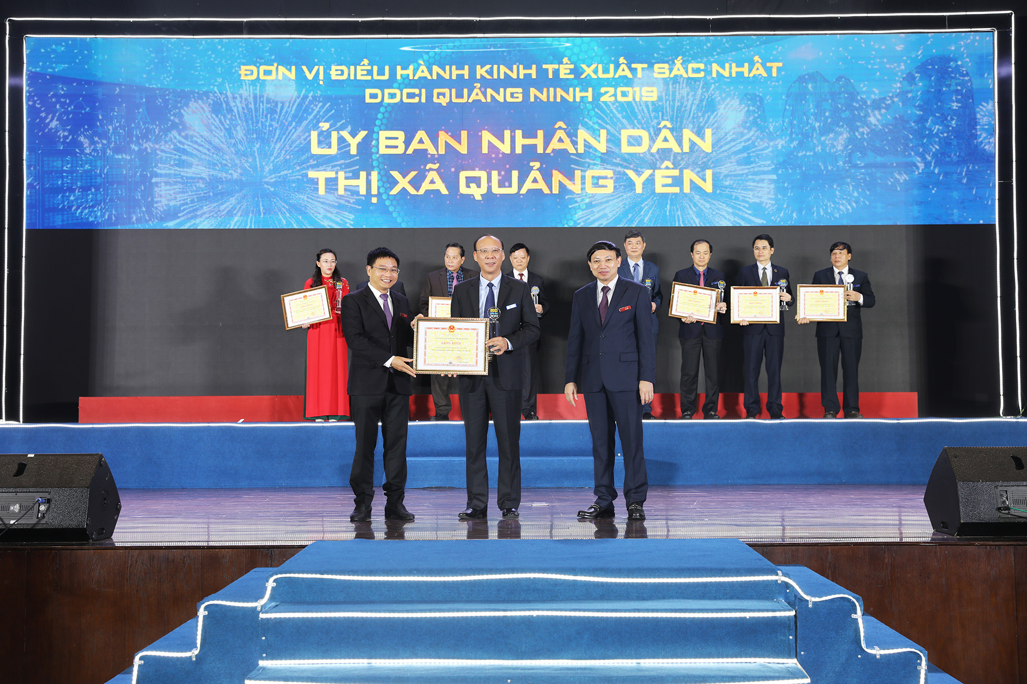 Các đồng chí lãnh đạo tỉnh trao Kỷ niệm chương và Bằng khen cho TX Quảng Yên.