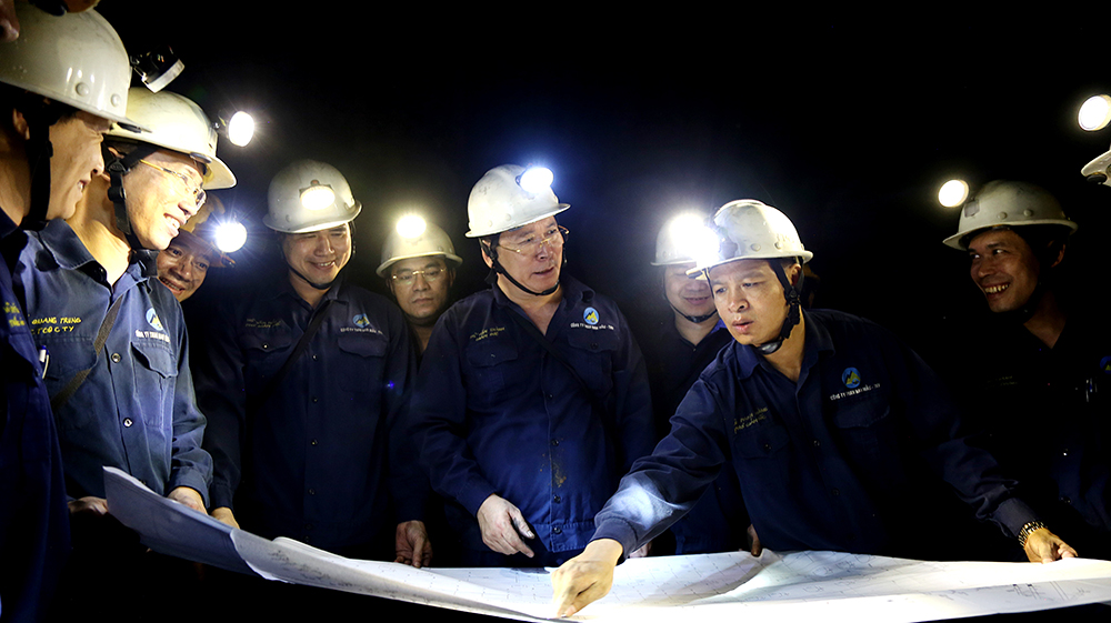 Lãnh đạo Công ty Than Nam Mẫu đang kiểm tra sản xuất tại các hầm lò. Ảnh: Văn Khương (CTV)