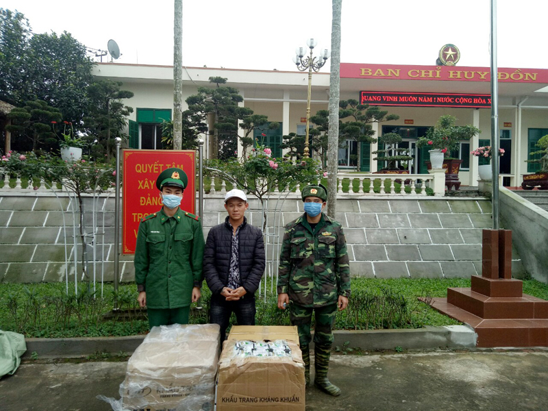 Đối tượng Chung cùng tang vật là 8.000 chiếc khẩu trang y tế tại Đồn Biên phòng Bắc Sơn.