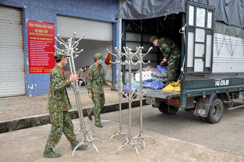 Cán bộ, chiến sĩ LLVT TP Móng Cái đảm bảo cơ sở vật chất cho khu vực cách ly tại Công ty TNHH Center Way