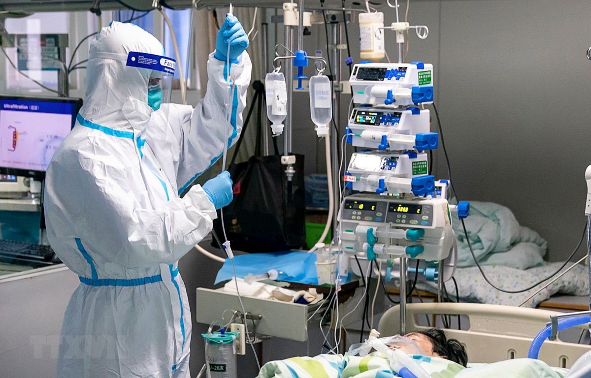 Nhân viên y tế điều trị cho bệnh nhân nhiễm virus corona chủng mới tại bệnh viện ở Vũ Hán, tỉnh Hồ Bắc, Trung Quốc ngày 24/1 vừa qua. (Ảnh: THX/TTXVN)