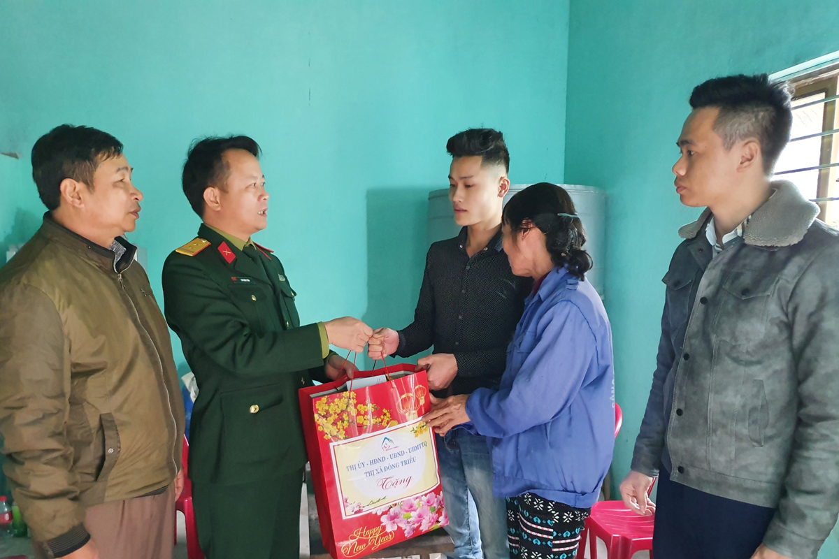 Lãnh đạo Ban CHQS TX Đông Triều, cùng các ban, ngành đoàn thể đến thăm hỏi, tặng quà cho gia đình thanh niên Dương Minh Tâm, thôn 6 xã Nguyễn Huệ, TX Đông Triều.