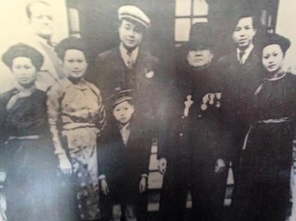  Một tấm ảnh về gia đình Hoàng A Tưởng treo trong dinh. 