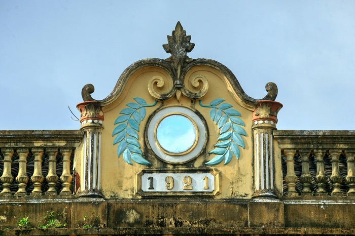 Con số năm khánh thành dinh Hoàng A Tưởng gắn trên nóc cửa chính.