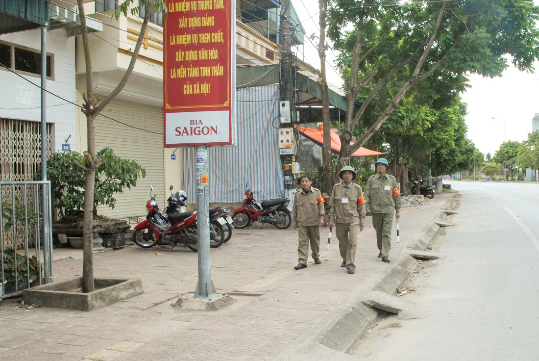 Thành viên Tổ tuần tra nhân dân khu 5A, phường Quang Trung (Uông Bí) nắm tình hình ANTT trên địa bàn khu dân cư.