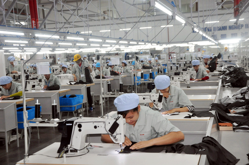 Sản xuất quần áo tại Công ty TNHH Hoa Lợi Đạt Việt Nam (KCN Texhong Hải Hà).