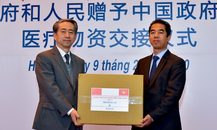 Thứ trưởng Ngoại giao Việt Nam Tô Anh Dũng (phải) và Đại sứ Trung Quốc Hùng Ba tại buổi lễ trao tặng vật tư y tế hôm nay. Ảnh: Bộ Ngoại giao.