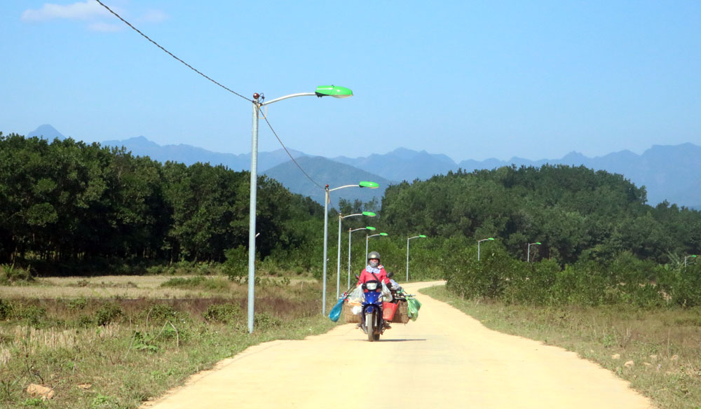 Tuyến đường vào xóm 26 hộ, thôn Thán Phún Xã, xã Hải Sơn (TP Móng Cái) được đầu tư khang trang, rộng rãi với hệ thống điện chiếu sáng.