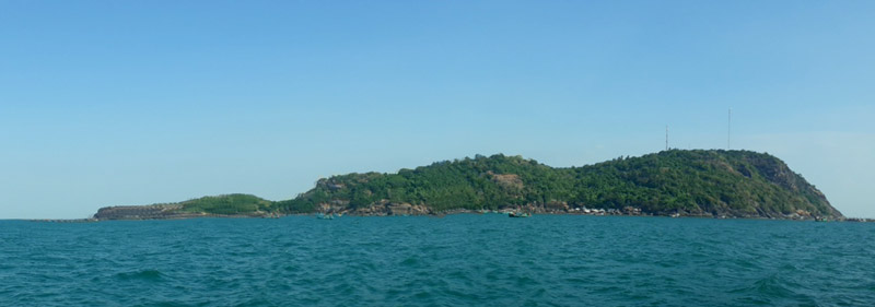  Toàn cảnh đảo Hòn Chuối nhìn từ xa.