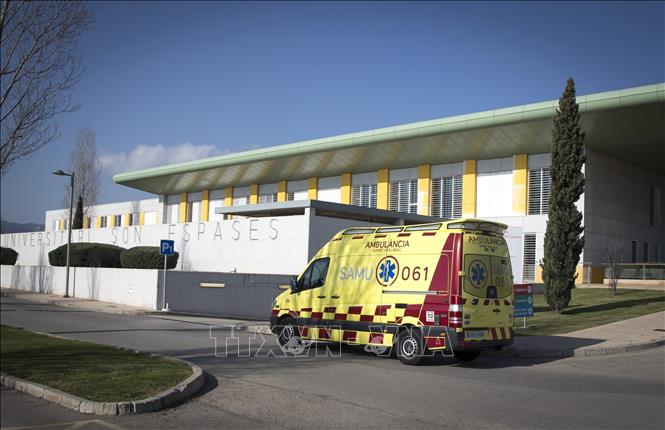 Xe cứu thương đỗ bên ngoài bệnh viện Trường đại học Son Espases ở Palma de Mallorca (Tây Ban Nha), nơi một công dân Anh có triệu chứng nhiễm virus Corona chủng mới được điều trị, ngày 9/2/2020. Ảnh: TTXVN phát