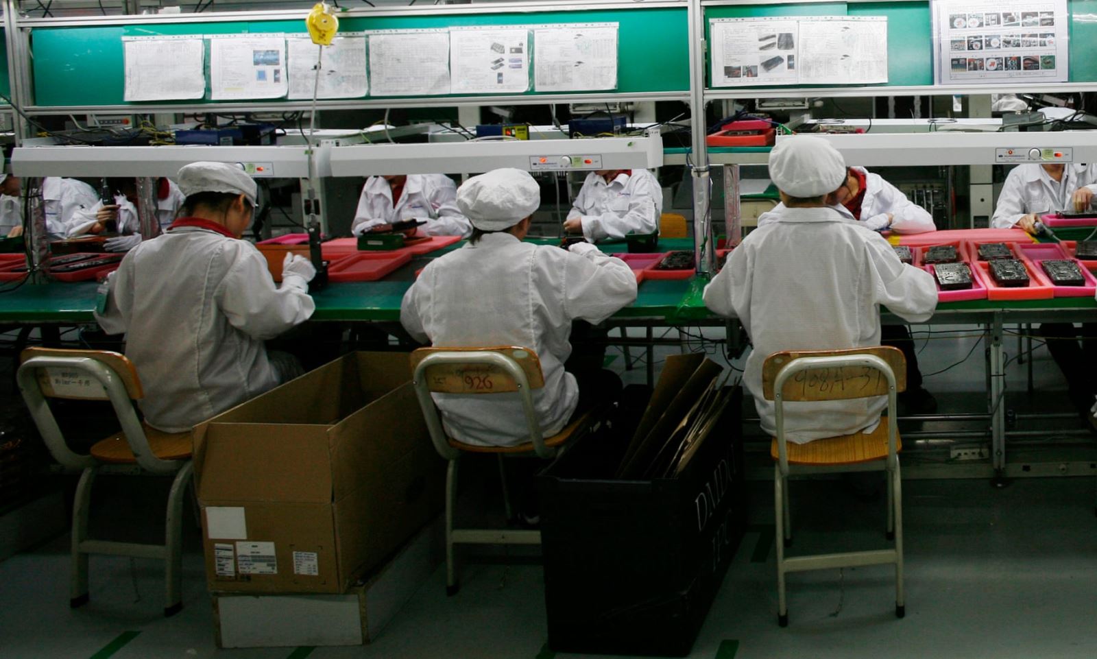 Foxconn sẽ chuyển một số dây chuyền sản xuất sang làm khẩu trang. Ảnh: Reuters