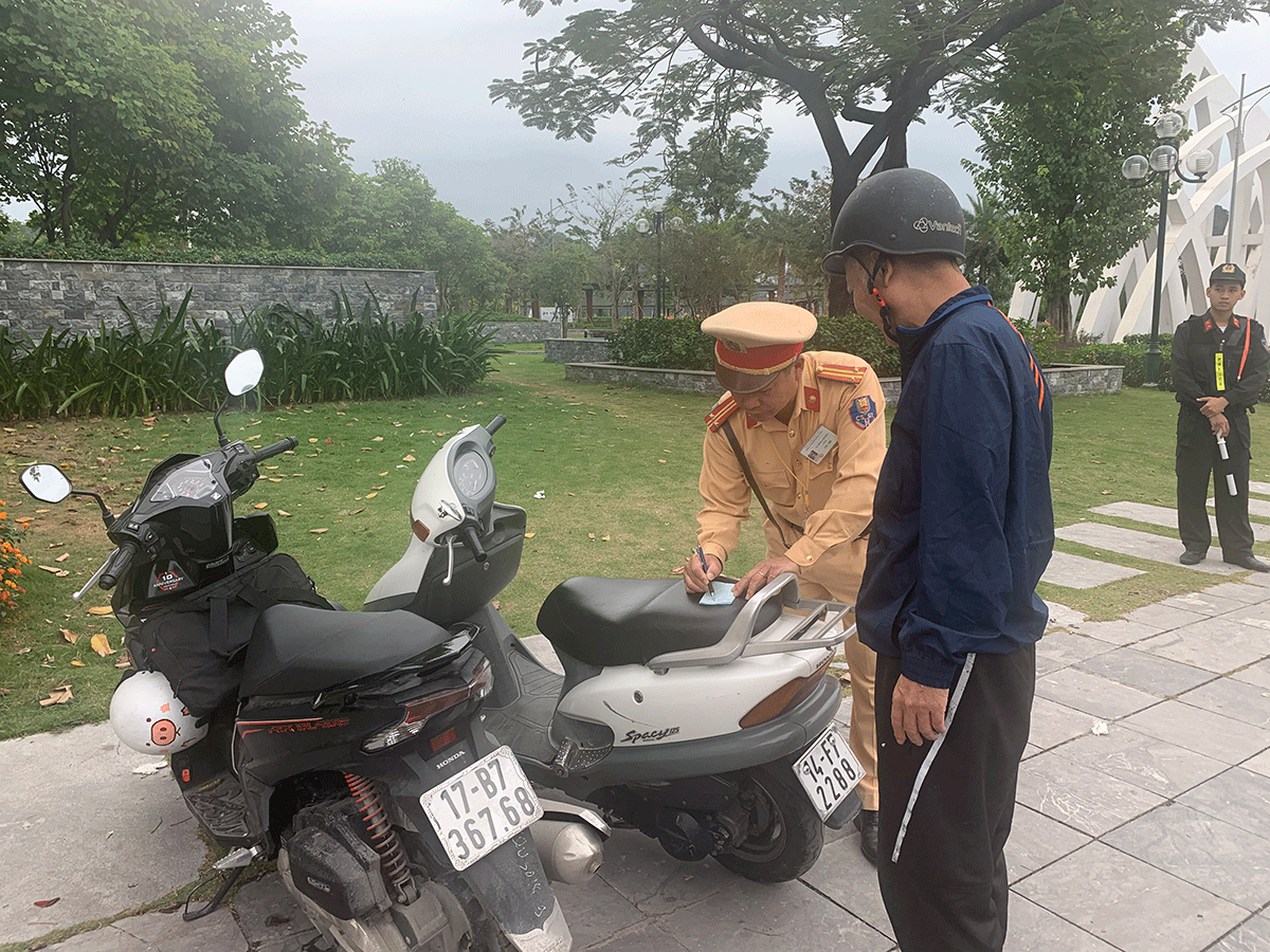 Công an TP Hạ Long xử lý người điều khiển phương tiện xe mô tô vi phạm trên địa bàn 