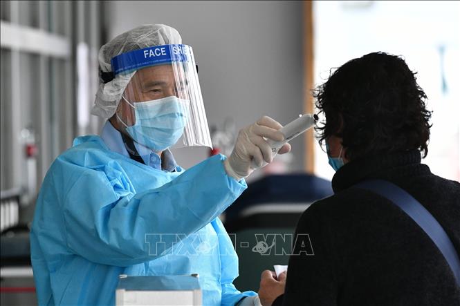 Nhân viên y tế kiểm tra thân nhiệt cho bệnh nhân tại một bệnh viện ở Hong Kong, Trung Quốc ngày 4/2/2020. Ảnh: AFP/TTXVN