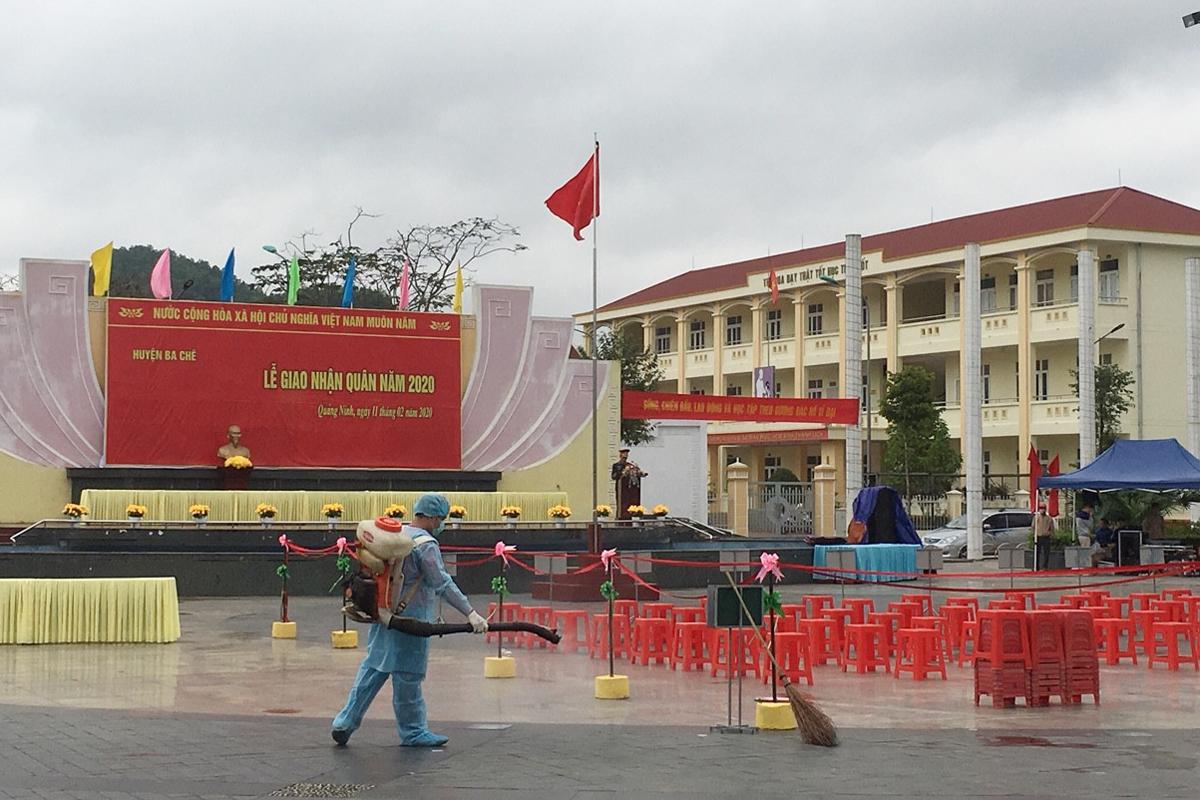 Ban CHQS huyện Ba Chẽ phun thuốc khử trùng xung quanh khu vực tổ chức lễ giao nhạn quân.