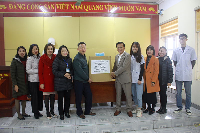 Nhà thuốc Trường Nguyệt (Phường Cẩm Phú) trao tặng trên 1500 khẩu trang y tế cho giáo viên, học sinh trường THPT Lê Hồng Phong