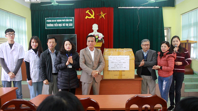 Nhà thuốc Trường Nguyệt (Phường Cẩm Phú) trao tặng trên 4500 khẩu trang y tế cho giáo viên, học sinh trường Tiểu học Võ Thị Sáu