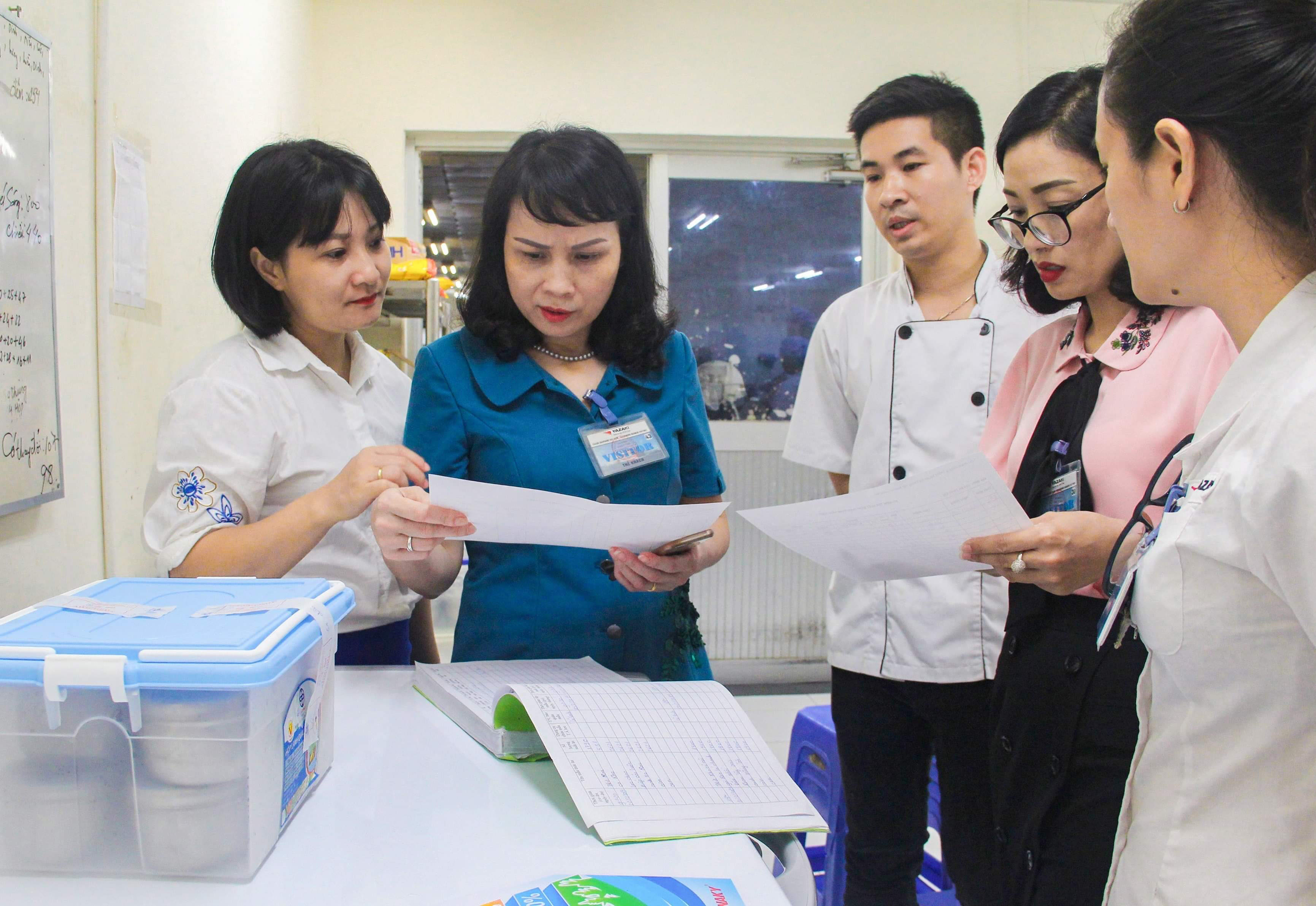 Hội LHPN tỉnh phối hợp giám sát công tác đảm bảo an toàn vệ sinh thực phẩm tại Công ty Yazaki Hải Phòng, ngày 23/8. Ảnh: Hằng Ngần.