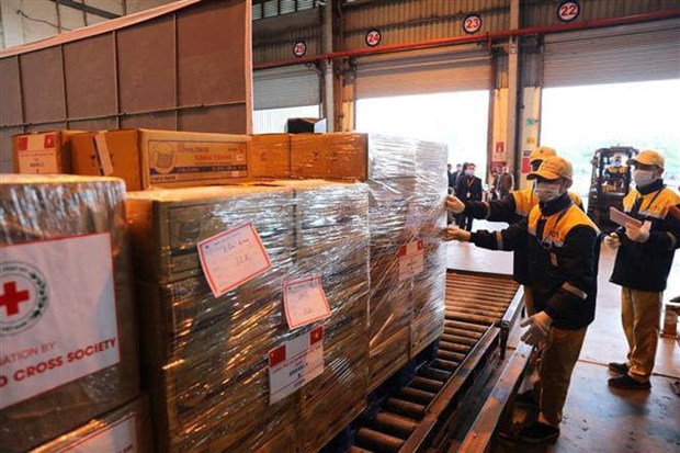 Việt Nam vận chuyển trang thiết bị và vật tư y tế tặng Trung Quốc ngày 9/2.(Ảnh: TTXVN)