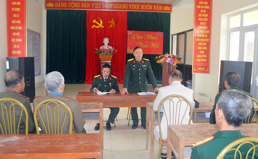 Hội CCB xã Đông Xá sinh hoạt với Chi hội CCB thôn Đông Thịnh, xã Đông Xá (huyện Vân Đồn).