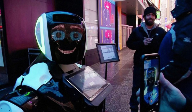Promobot hoạt động tại quảng trường Thời đại. Ảnh: Reuters