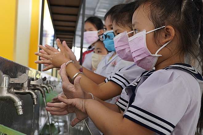 Rửa tay đúng cách, đeo khẩu trang phù hợp để phòng tránh virus corona, theo khuyến cáo của Bộ Y tế. Ảnh: Hoàng Nam