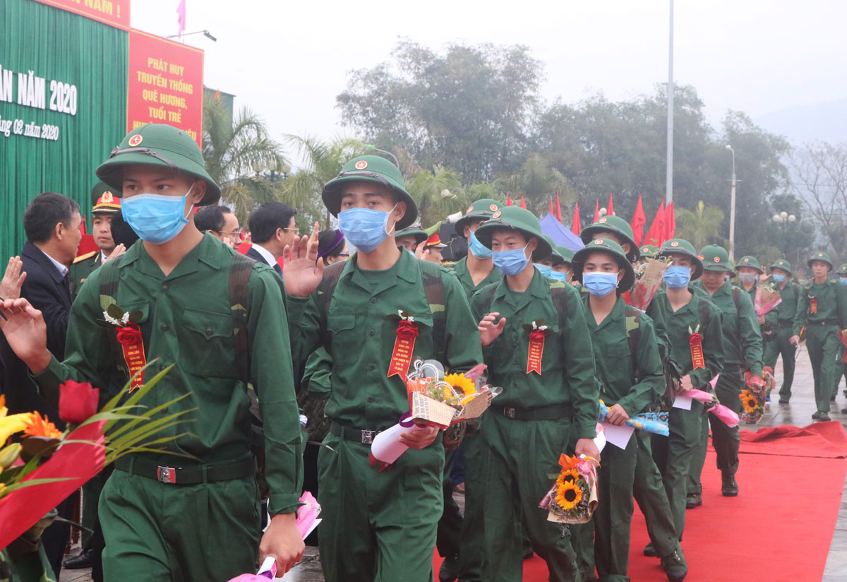 Các tân binh huyện Bình Liêu được trang bị khẩu trang y tế khi lên đường nhập ngũ.