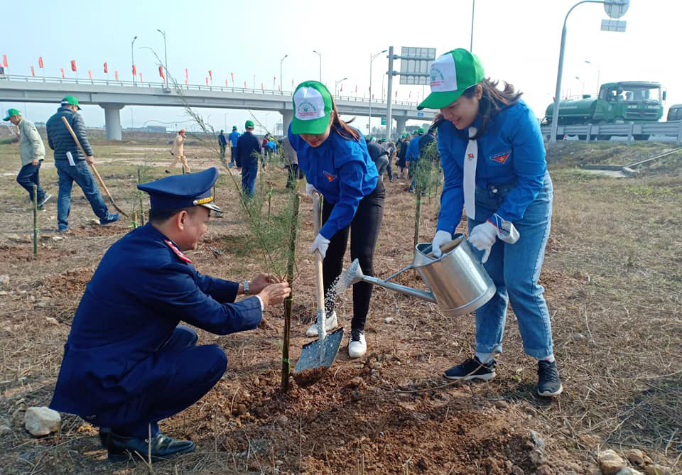 Các ĐVTN Sở Giao thông vận tải tham gia trồng 3.500 cây phi lao tại nút giao Hoàng Tân (TX Quảng Yên).