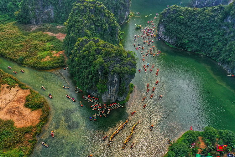  Hàng trăm chiếc thuyền rước rồng trên sông ở Ninh Bình trong lễ hội Tràng An năm 2019. Ảnh: Ngọc Thành.