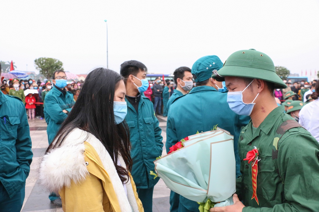 Rất đông người thân, bàn bè đã đến động viên các tân binh của TP Móng Cái lên đường nhập ngũ. Cô gái này không giấu nổi giọt nước mắt xúc động sau khi tặng người yêu bó hoa tươi chúc mừng.