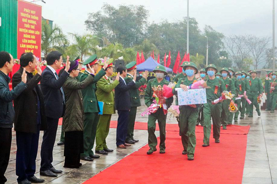 Các đồng chí lãnh đạo tỉnh và huyện Bình Liêu tham dự buổi lễ giao nhận quân năm 2020 của huyện, tiễn các tân binh lên đường nhập ngũ.