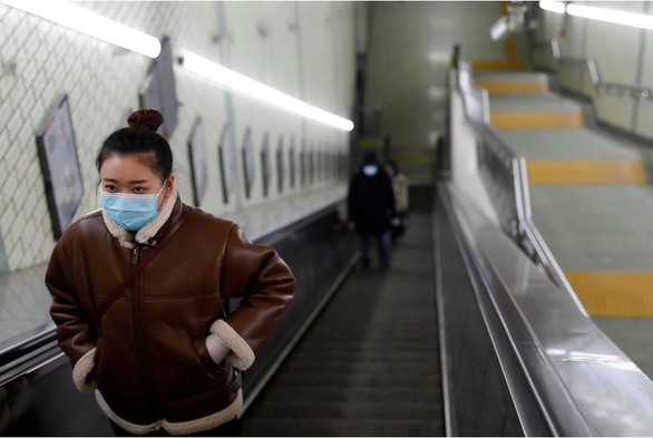 Người dân ở Bắc Kinh được yêu cầu phải mang khẩu trang ở nơi công cộng - Ảnh: REUTERS