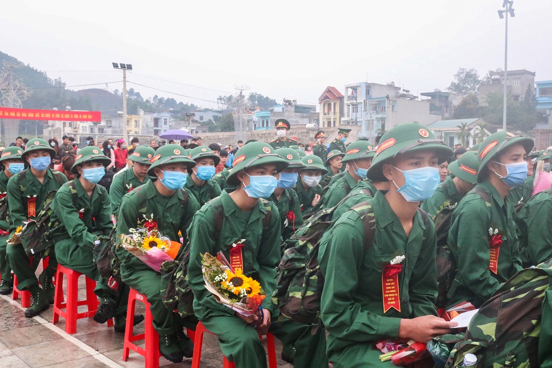 Cùng với những bó hoa tươi thắm, tại buổi lễ giao nhận quân 2020, các tân binh huyện Bình Liêu còn được 