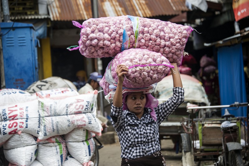 Indonesia đang phải vật lộn với tình trạng giá tỏi tăng mạnh sau khi dịch corona lây lan nhanh. Ảnh: Bloomberg.