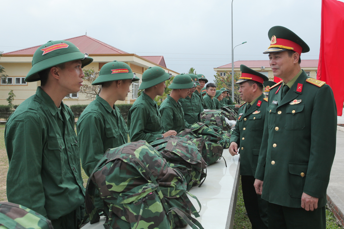 : Lãnh đạo Phòng Tham mưu, Bộ CHQS tỉnh kiểm tra công tác chuẩn bị quân tư trang hậu cần của chiến sĩ mới, trước khi vào sinh hoạt học tập.