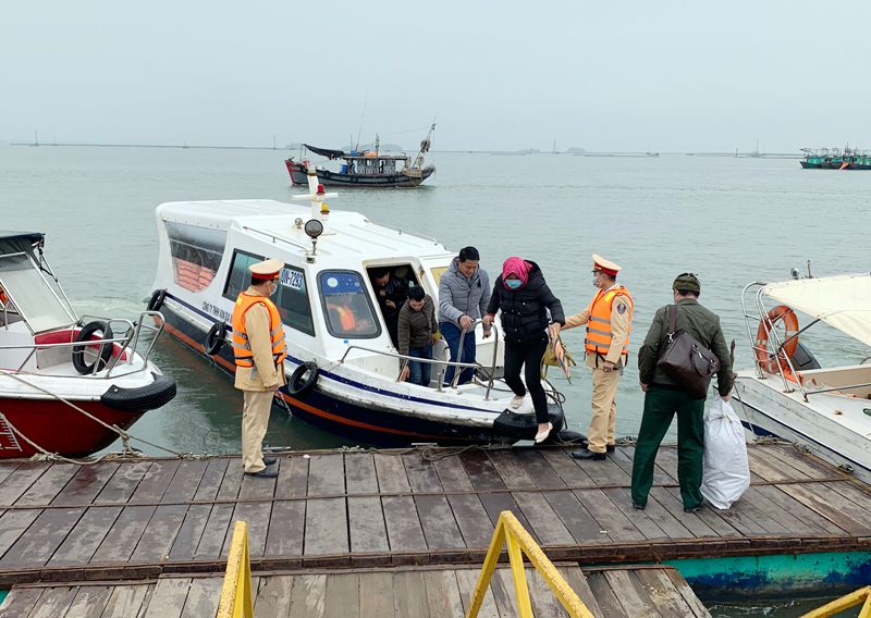 Đội Giao thông Công an TP Móng Cái kiểm tra việc chấp hành các quy định về đảm bảo an toàn giao thông đường thủy đối với các xuồng cao tốc chở khách tại bến Mũi Ngọc, phường Bình Ngọc (Móng Cái).