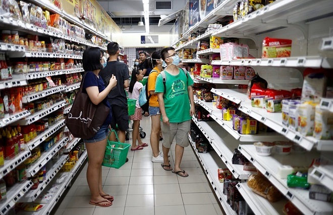 Nên tìm mua thực phẩm tại siêu thị, trung tâm sạch sẽ, có nguồn gốc rõ ràng. Đeo khẩu trang khi ra đường. Ảnh: Reuters