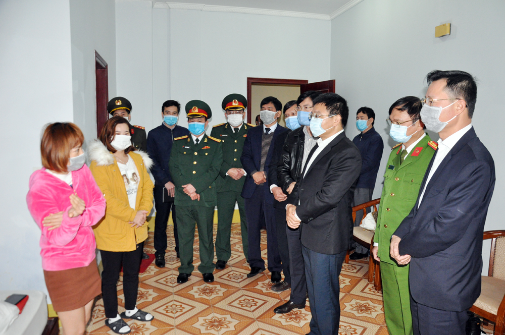 Chủ tịch UBND tỉnh Nguyễn Văn Thắng kiểm tra, thăm hỏi điều kiện sinh hoạt và công tác phòng, chống dịch bệnh đối với các công dân đang cách ly tại Khách sạn Hữu Nghị II.