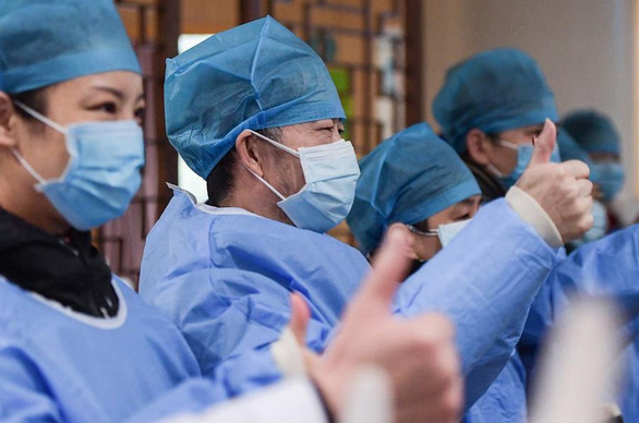 Các bệnh nhân bị bệnh viêm đường hô cấp cấp do chủng mới virus corona (2019-nCoV) đã khỏi bệnh phấn khởi tự chúc mừng nhau trong một bệnh viện ở Vũ Hán, Hồ Bắc, Trung Quốc ngày 6-2 - Ảnh: XINHUA
