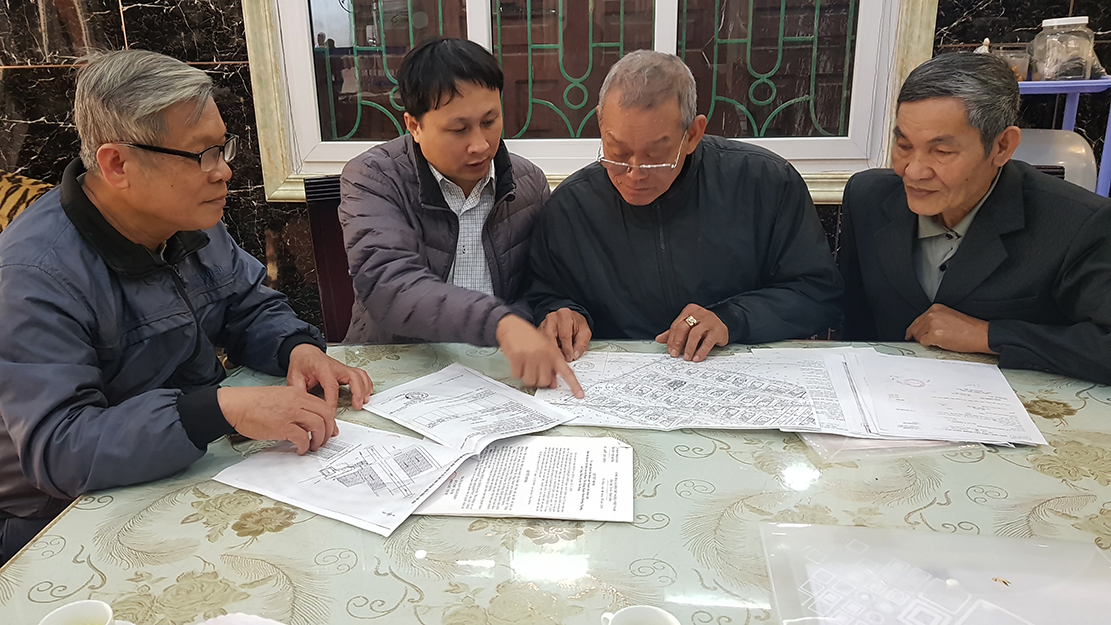 Người dân khu dân cư tự xây Đường Ngang thông tin về dự án cho PV Trung tâm Truyền thông tỉnh.