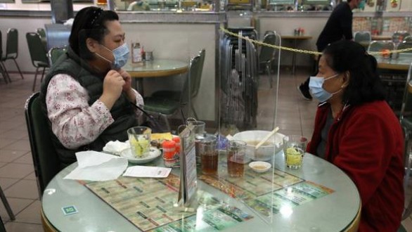 Lo sợ nhiễm Covid-19, nhiều nhà hàng Hong Kong đặt tấm chắn trên bàn ăn cho khách. (Ảnh: SCMP)