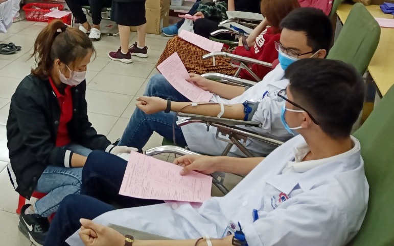 Tình nguyện viên CTĐ tham gia hiến máu tại Bệnh viện Đa khoa tỉnh ngày 9/2.