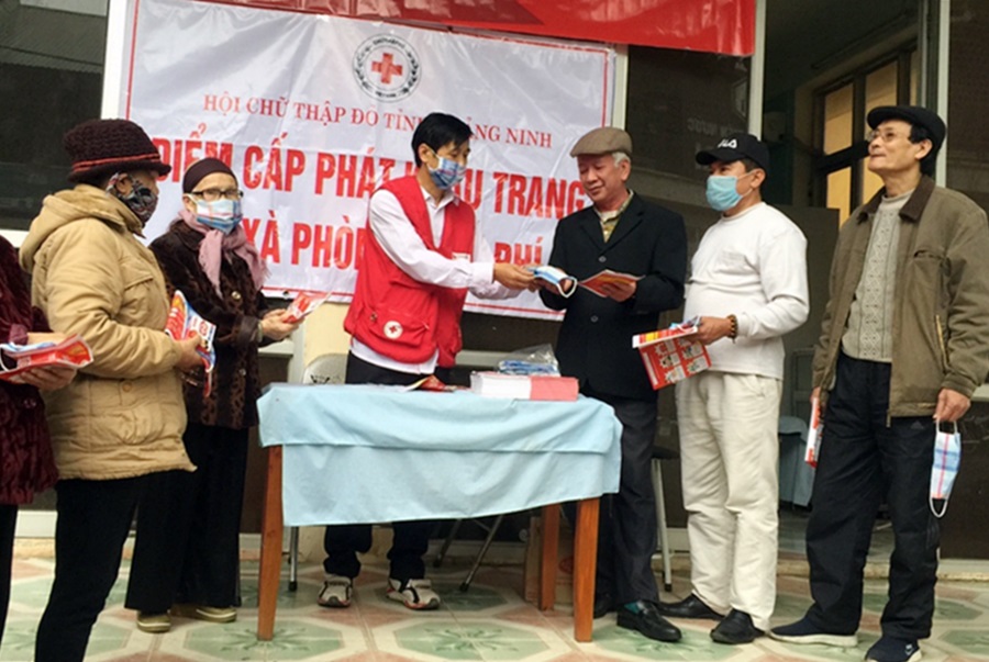 Cán bộ Hội CTĐ tỉnh phát khẩu trang miễn phí cho người dân tại thị trấn Tiên Yên để phòng, chống dịch Covid-19.