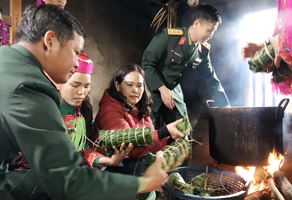 Cán bộ Ban CHQS phối hợp Hội LHPN huyện Tiên Yên tổ chức gói bánh chưng tặng cho bà con đồng bào dân tộc nhân dịp Tết Nguyên đán 2020. 