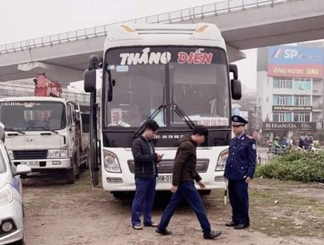 Thanh tra Giao thông (TTGT) quận Cầu Giấy (Hà Nội) bắt, lập biên bản phạt gần 30 triệu đồng ôtô giường nằm vận chuyển khách “trá hình”, lái xe không GPLX.
